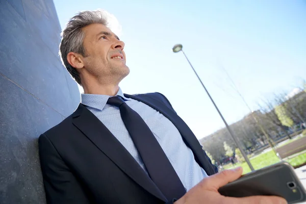 Hombre de negocios usando smartphone —  Fotos de Stock