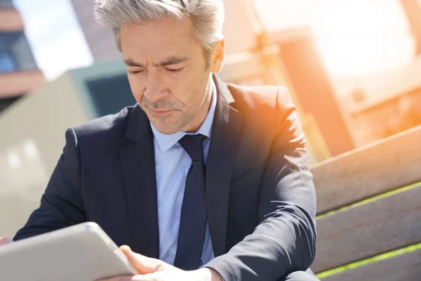 Geschäftsmann arbeitet an digitalem Tablet — Stockfoto