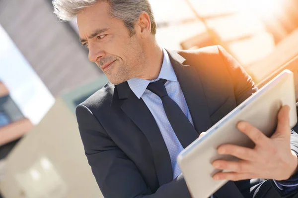 Affärsman som arbetar med digital tablet — Stockfoto