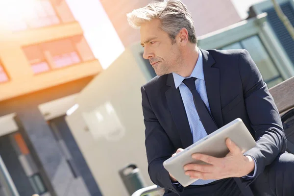 Empresario trabajando en tableta digital — Foto de Stock