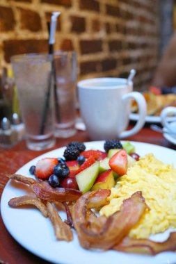 yumurta ve pastırma ile çanak