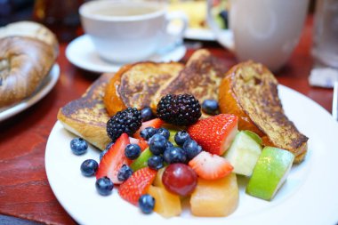 Fransız tost meyve salatası ile 
