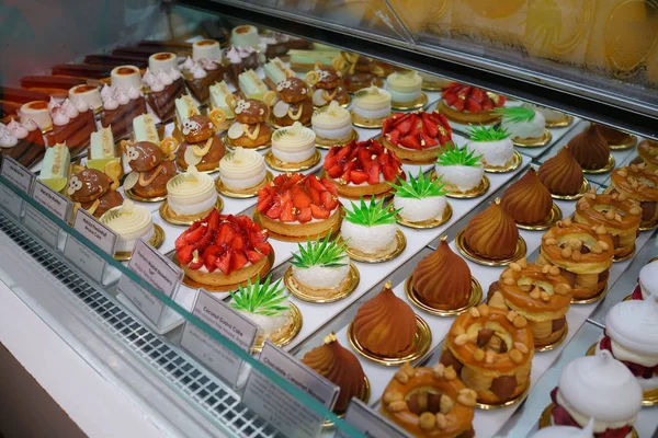 Pastelería francesa en estante fresco — Foto de Stock