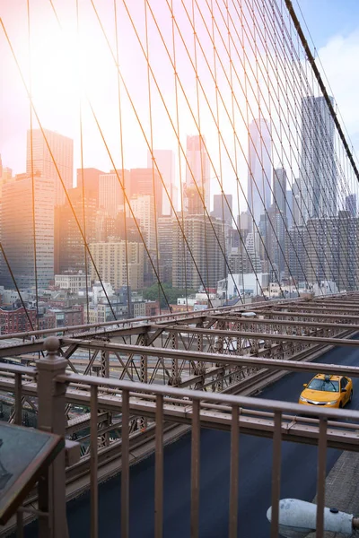 Cab riding on Brooklyn bridge — Stock Photo, Image