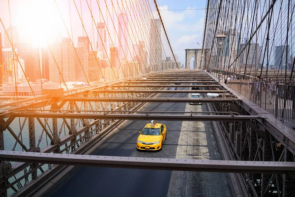 Cab riding on Brooklyn bridge — Stock Photo, Image