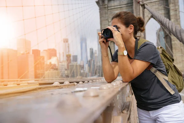 Турист на Бруклинском мосту фотографирует — стоковое фото