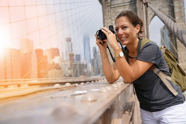 Turysta na Brooklyn bridge biorąc obraz — Zdjęcie stockowe