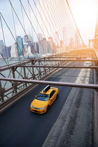 Cab riding on Brooklyn bridge — Stock Photo, Image