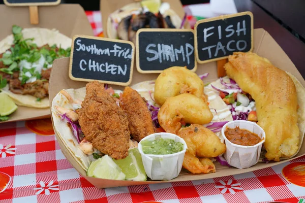 Carrinhos de Streetfood em festival de comida Fotografia De Stock