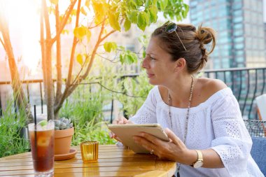 Çatı websurfing kadın 