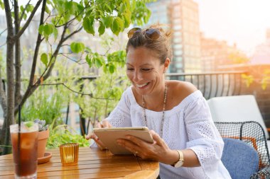 Çatı websurfing kadın 