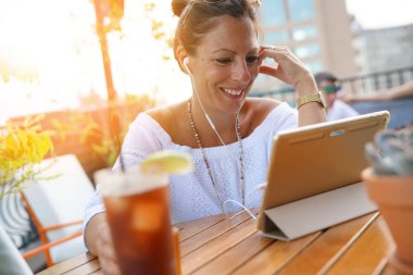 Dijital tablet ile bağlı kadın