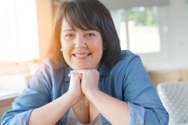 Gülümseyen kadın portresi