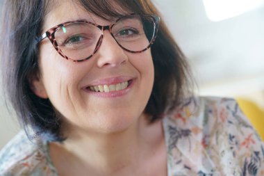 gözlük ile olgun kadın 