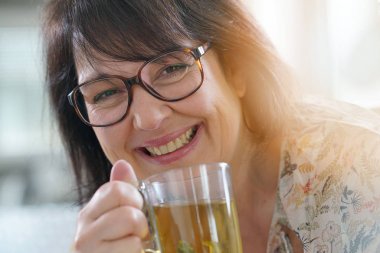 kadın gözlük içme ile