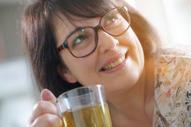 kadın gözlük içme ile