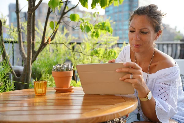 Woman on rooftop websurfing — Stock Photo, Image
