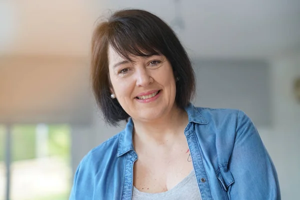 Portrait of smiling  woman — Stock Photo, Image