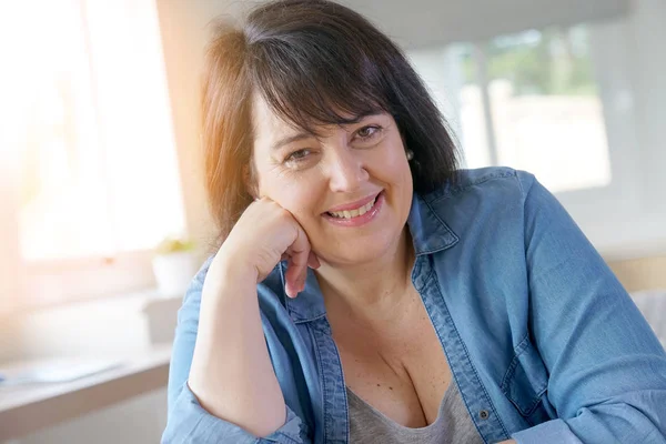 Retrato de mulher sorridente — Fotografia de Stock