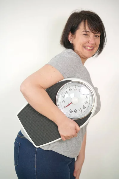Woman holding scale — Stock Photo, Image