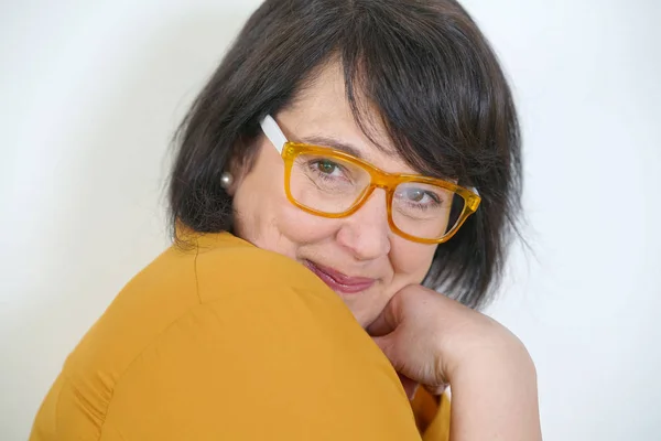 Kvinna med gula glasögon på — Stockfoto