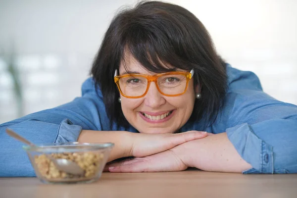 Woman in kitchen eating cereals — Stock Photo, Image