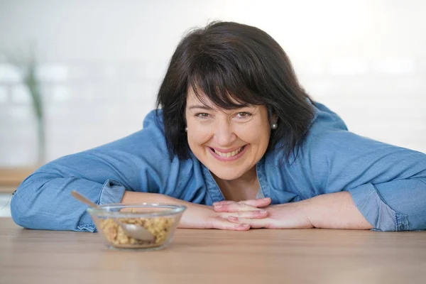 Donna in cucina che mangia cereali — Foto Stock