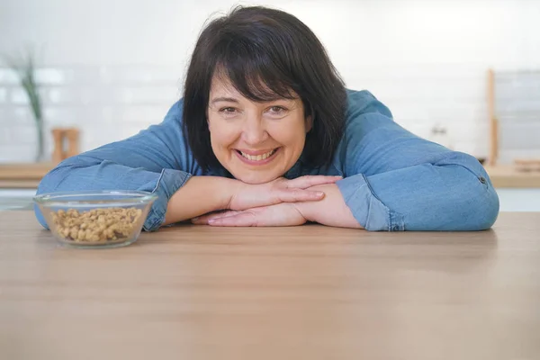 Donna in cucina che mangia cereali — Foto Stock