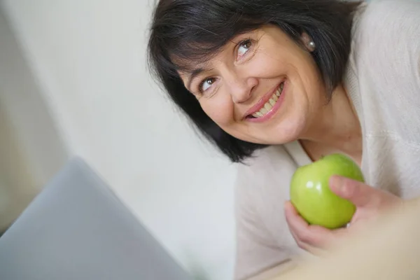 Donna che mangia mela verde — Foto Stock