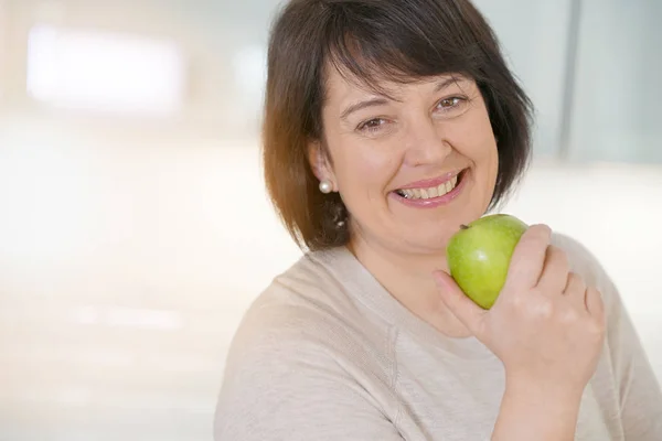 Woman eating green apple — Stock Photo, Image