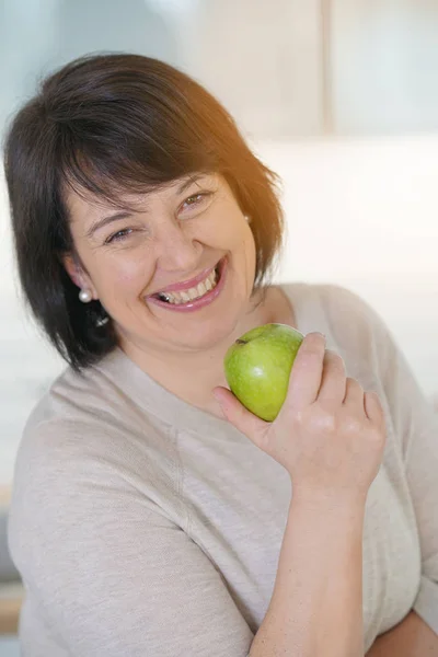 Mulher comendo maçã verde — Fotografia de Stock