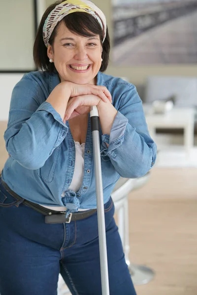 Mujer divirtiéndose barriendo el suelo —  Fotos de Stock