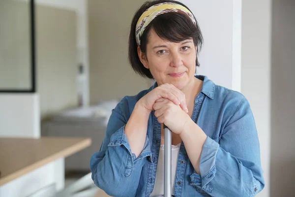 Frau hat Spaß beim Fegen — Stockfoto