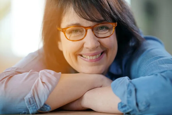 Zralá žena s brýlemi na — Stock fotografie