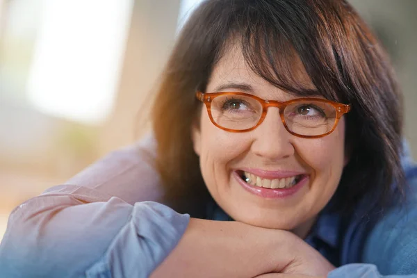 Mogen kvinna med glasögon på — Stockfoto