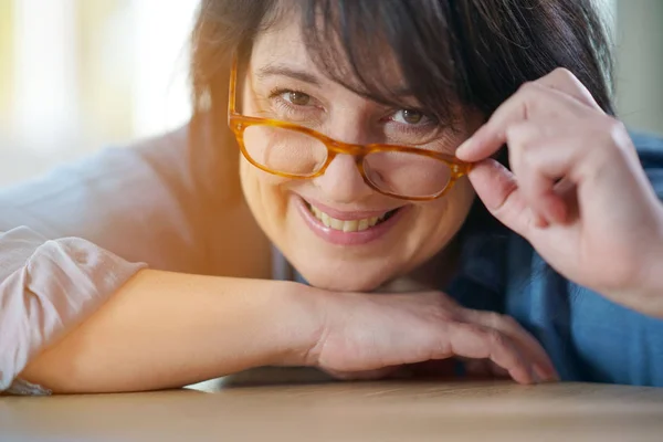 Donna matura con occhiali su — Foto Stock