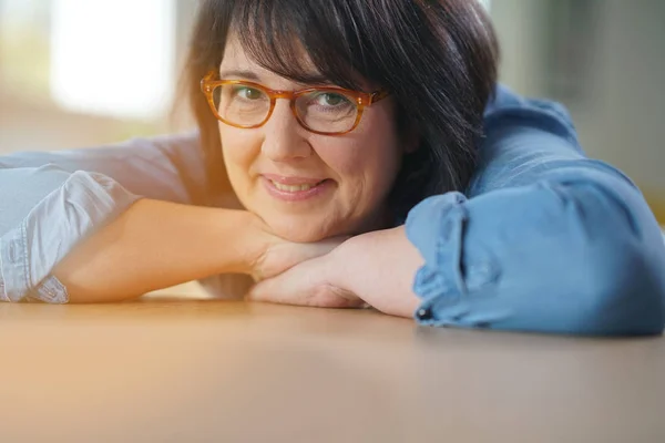 Zralá žena s brýlemi na — Stock fotografie