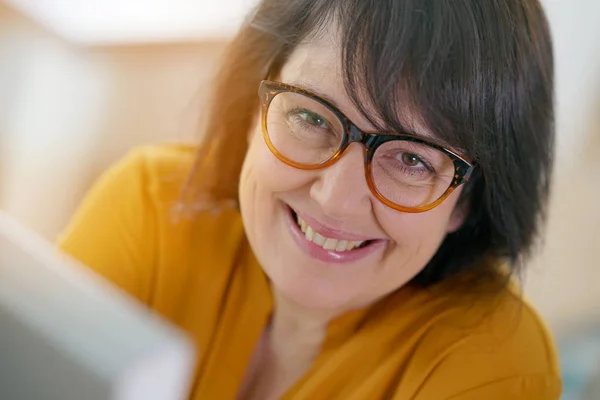 Donna con occhiali da vista che lavora in ufficio — Foto Stock