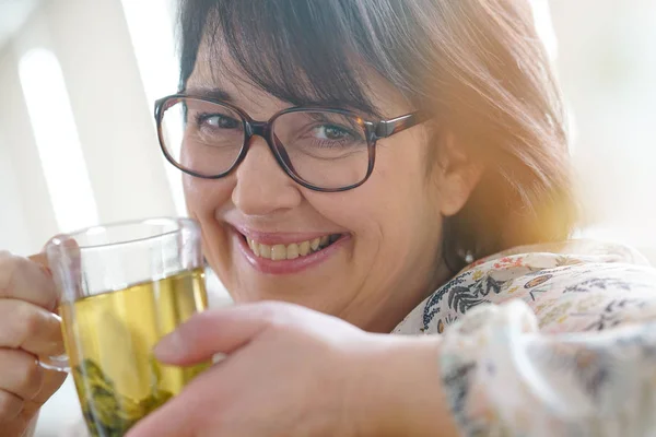 Mulher com óculos bebendo — Fotografia de Stock