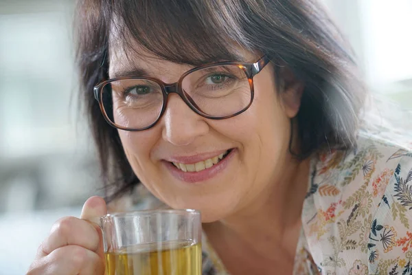 Kvinna med glasögon dricka — Stockfoto