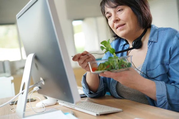 Betreiber beim Mittagessen bei der Arbeit — Stockfoto