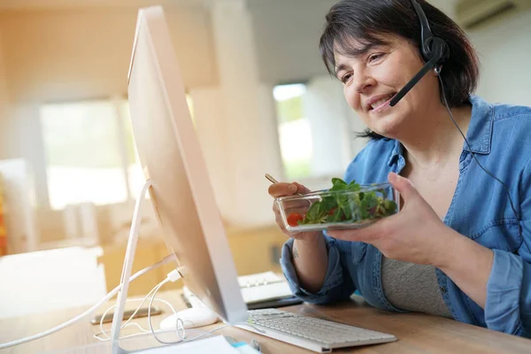 Operatore che pranza al lavoro — Foto Stock