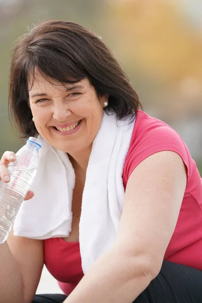 Donna in tenuta fitness acqua — Foto Stock