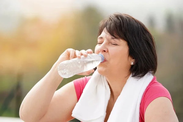 Overgewicht vrouw drinken wate — Stockfoto