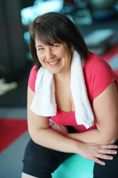 Mujer con sobrepeso en el gimnasio — Foto de Stock