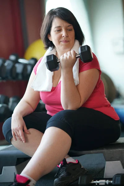 Frau beim Hantelheben im Fitnessstudio — Stockfoto