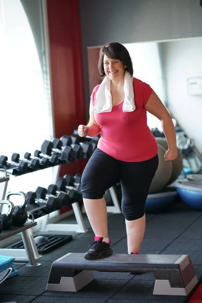 Mujer con sobrepeso en el gy —  Fotos de Stock