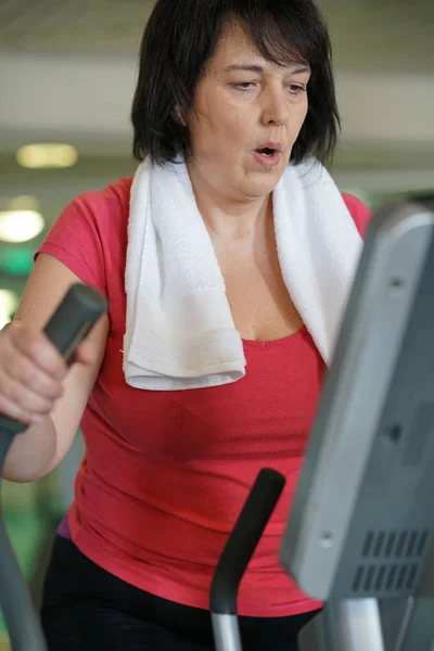 Mujer haciendo ejercicios de cardio — Foto de Stock