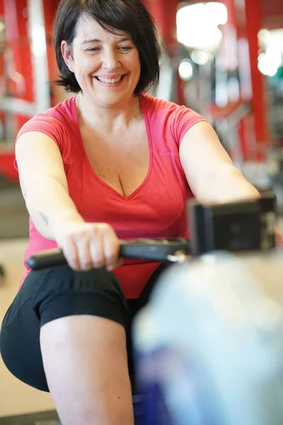 Женщина в спортзале занимается кардио — стоковое фото