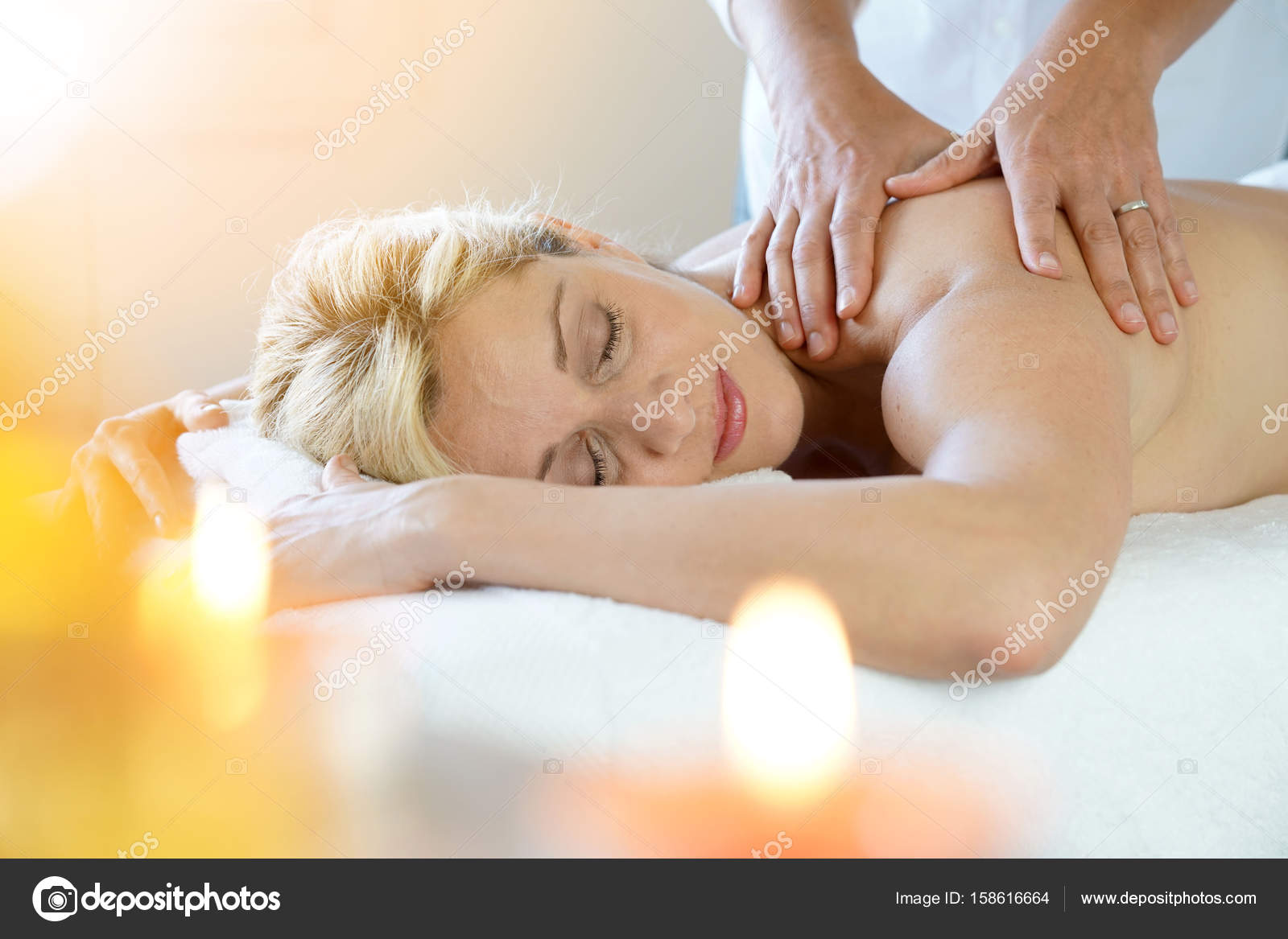 Массаж лежа на животе. Девушка на массажном столе. Девушка лежит на массаже. Женщина на массажной кушетке. Массаж.